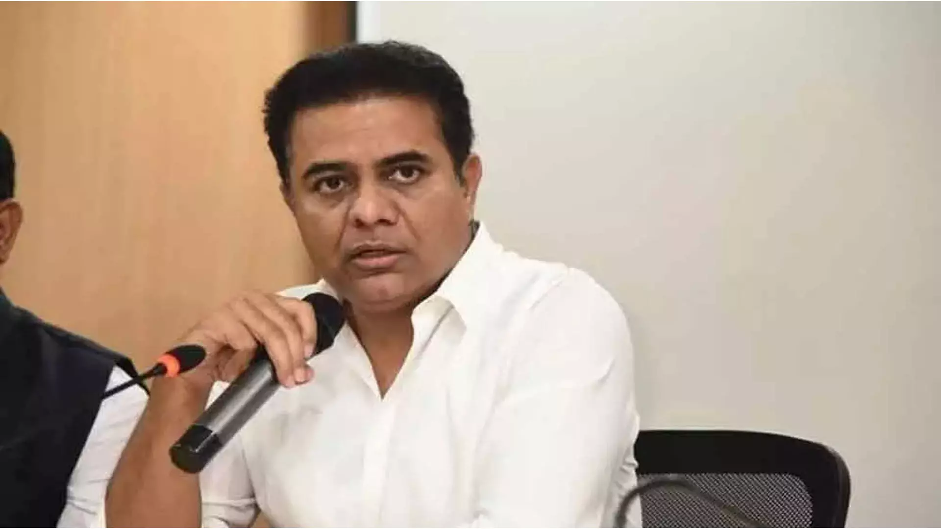 మీ నోటీసులు దూదిపింజాల్లా ఎగిరిపోతాయి – కేటీఆర్ మీ నోటీసులు దూదిపింజాల్లా ఎగిరిపోతాయి – కేటీఆర్