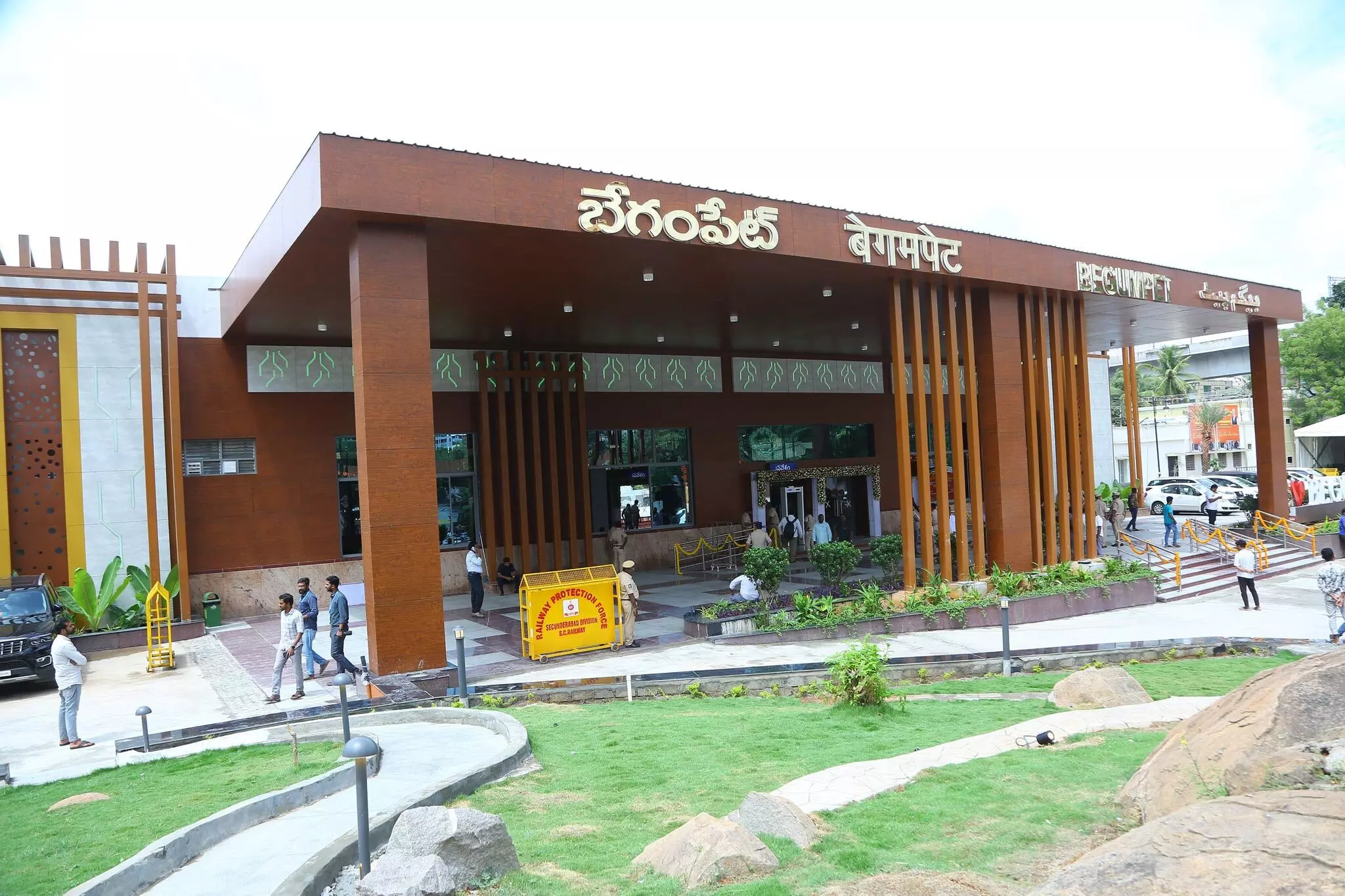 తెలంగాణలో త్వరలోనే 40 రైల్వే స్టేషన్ల ఆధునీకరణ తెలంగాణలో త్వరలోనే 40 రైల్వే స్టేషన్ల ఆధునీకరణ