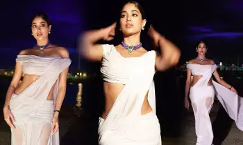 డ్రీప్పింగ్ సారీలో జాన్వీకపూర్ సెక్సీ లుక్ డ్రీప్పింగ్ సారీలో జాన్వీకపూర్ సెక్సీ లుక్