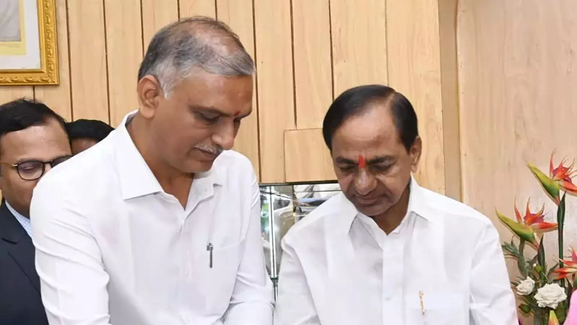 కేసీఆర్... హరీష్ రావుల కీలక మంతనాలు కేసీఆర్... హరీష్ రావుల కీలక మంతనాలు