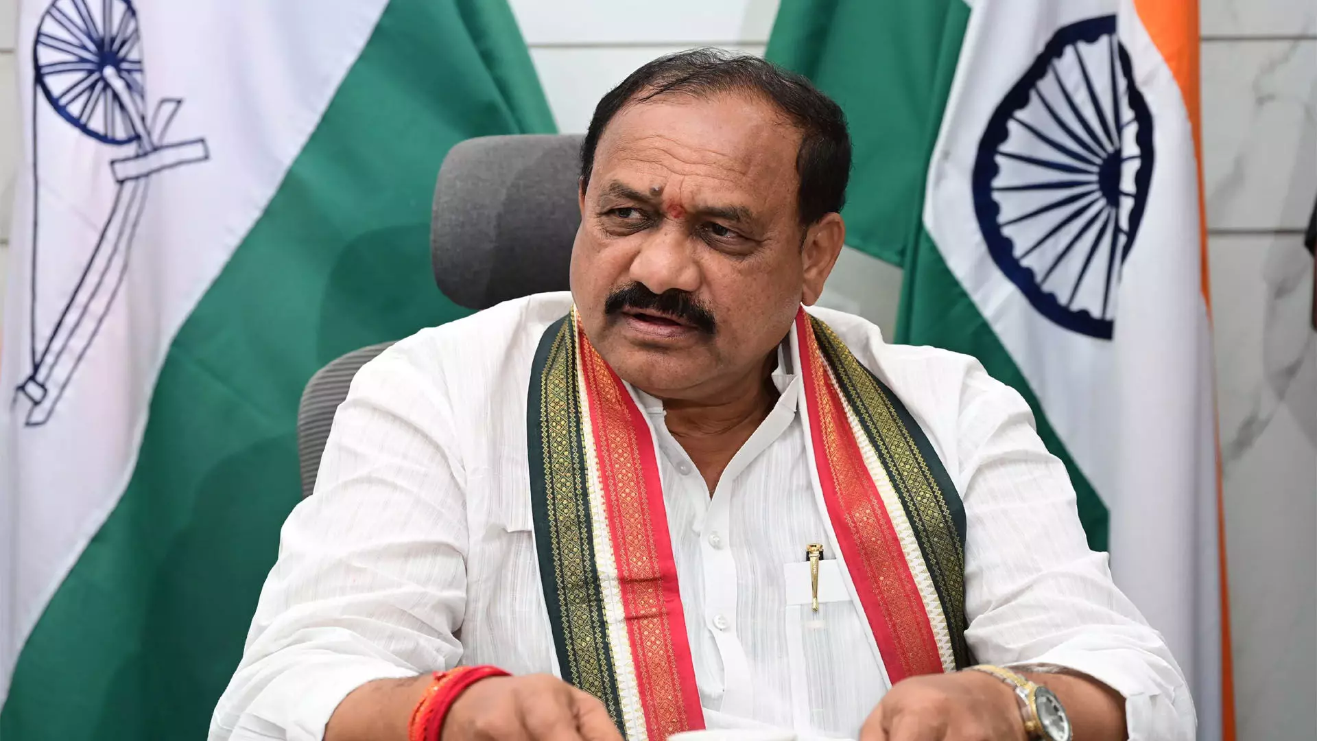 కవిత లేఖతో కేటీఆర్ మతి భ్రమించి మాట్లాడుతున్నాడు... కవిత లేఖతో కేటీఆర్ మతి భ్రమించి మాట్లాడుతున్నాడు...