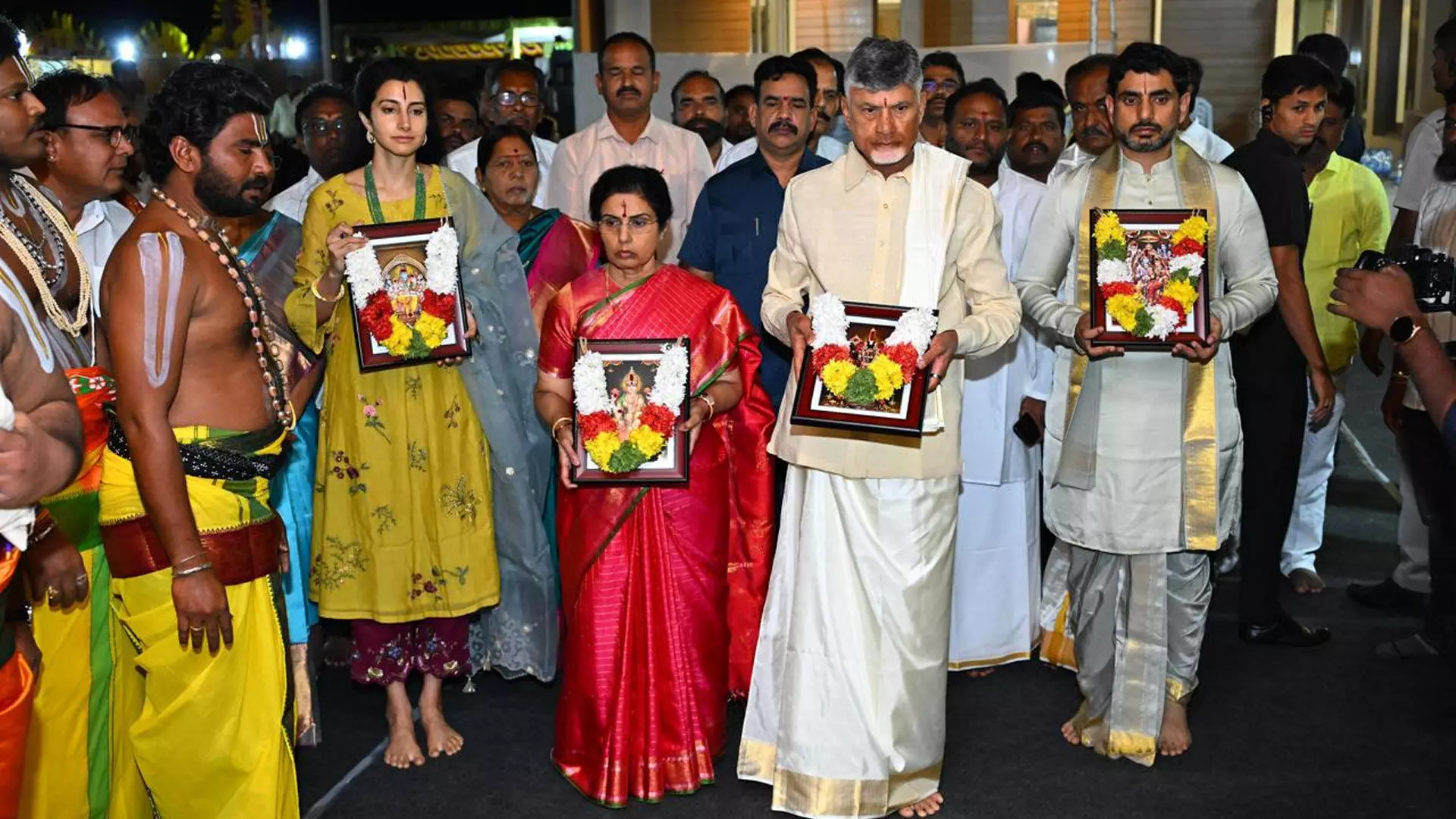 ముఖ్యమంత్రి చంద్రబాబు గృహ ప్రవేశం చిత్రమాలిక ముఖ్యమంత్రి చంద్రబాబు గృహ ప్రవేశం చిత్రమాలిక