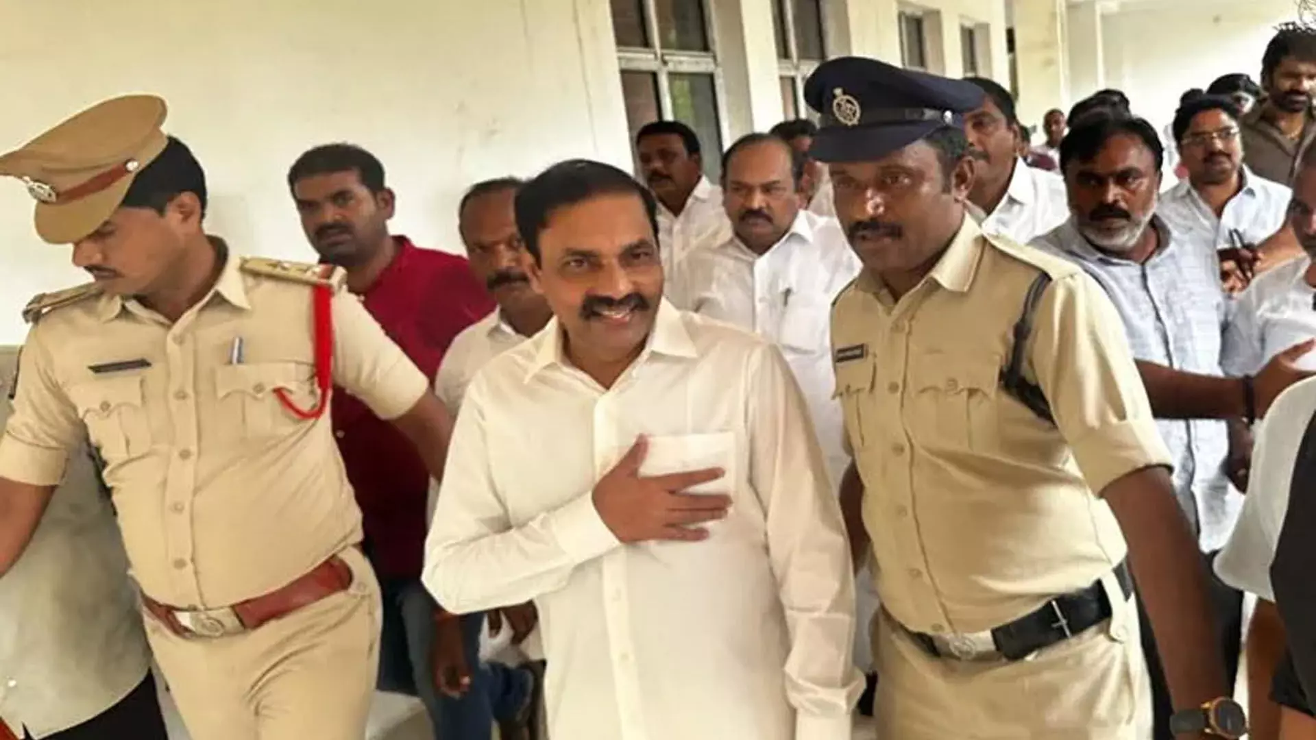 మాజీ మంత్రి కాకాణికి 14 రోజుల రిమాండ్ మాజీ మంత్రి కాకాణికి 14 రోజుల రిమాండ్