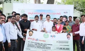 విద్యుత్ కార్మికులకు కోటి ప్రమాద భీమా దేశ చరిత్రలోనే ఓ రికార్డు విద్యుత్ కార్మికులకు కోటి ప్రమాద భీమా దేశ చరిత్రలోనే ఓ రికార్డు