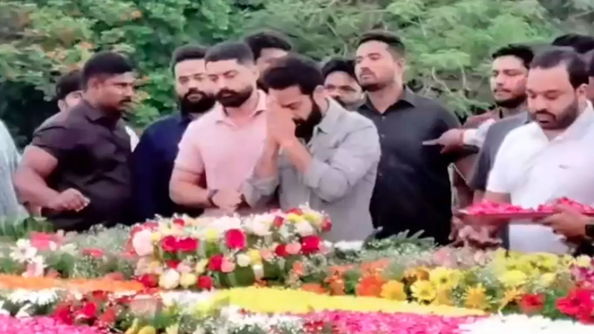 ఎన్టీఆర్ కు నివాళులు అర్పించిన జూనియర్ ఎన్టీఆర్, కళ్యాణ్రామ్ ఎన్టీఆర్ కు నివాళులు అర్పించిన జూనియర్ ఎన్టీఆర్, కళ్యాణ్రామ్