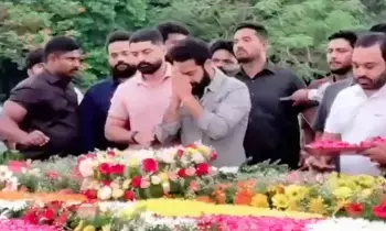 ఎన్టీఆర్ కు నివాళులు అర్పించిన జూనియర్ ఎన్టీఆర్, కళ్యాణ్రామ్ ఎన్టీఆర్ కు నివాళులు అర్పించిన జూనియర్ ఎన్టీఆర్, కళ్యాణ్రామ్