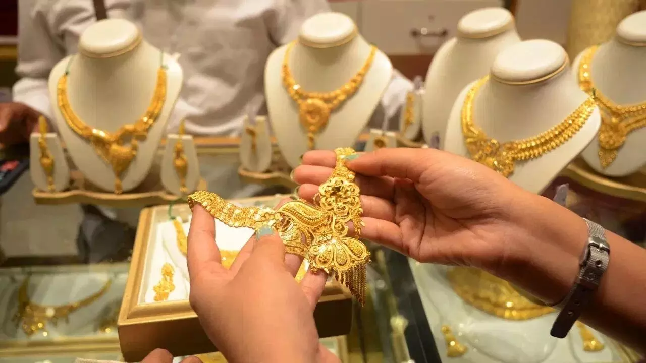 Gold Price : పసిడి ప్రియులకు గుడ్ న్యూస్.. త్వరలోనే రూ.12వేలు తగ్గనున్న బంగారం ధర Gold Price : పసిడి ప్రియులకు గుడ్ న్యూస్.. త్వరలోనే రూ.12వేలు తగ్గనున్న బంగారం ధర