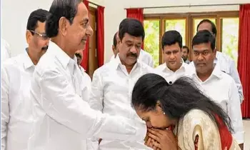 కవిత సొంతపార్టీ వెనుక కేసీఆర్? కవిత సొంతపార్టీ వెనుక కేసీఆర్?