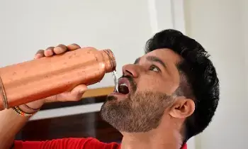 Health:రాగి పాత్రలో నీళ్లు.. ఇన్ని లాభాలా? Health:రాగి పాత్రలో నీళ్లు.. ఇన్ని లాభాలా?