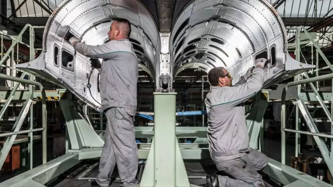 Rafale Fighter Jet : రఫేల్ యుద్ధ విమానాల తయారీ ఇక హైదరాబాద్లోనే.. టాటాకు భారీ డీల్! Rafale Fighter Jet : రఫేల్ యుద్ధ విమానాల తయారీ ఇక హైదరాబాద్లోనే.. టాటాకు భారీ డీల్!