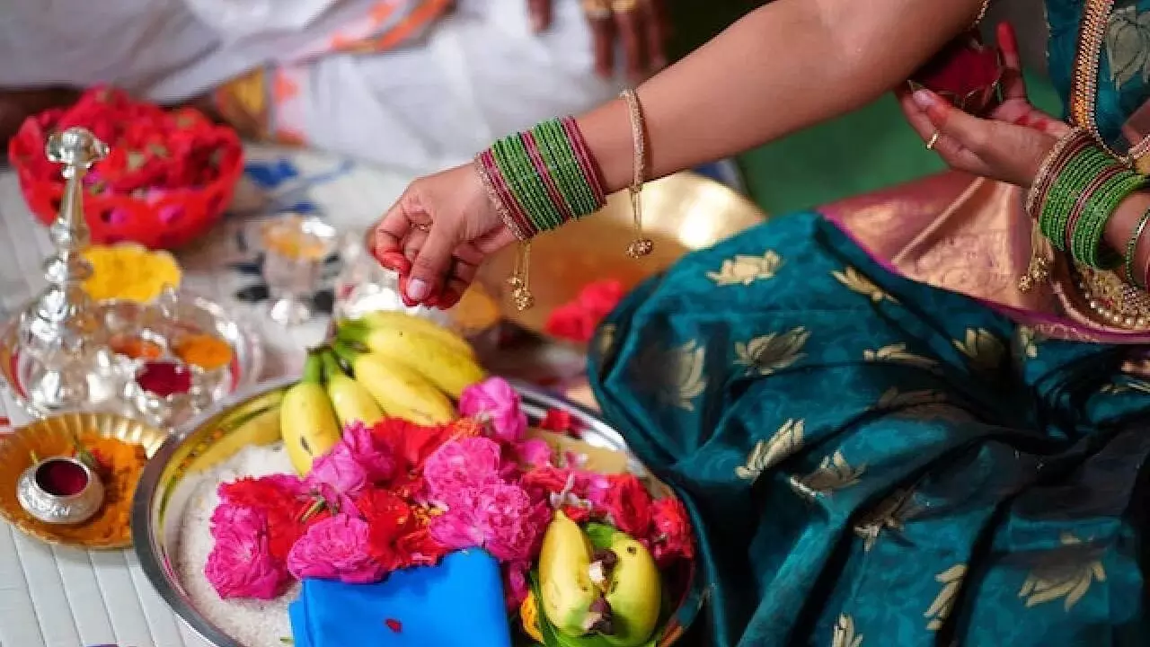 Devotional: పూజలో భార్య.. భర్తకు ఏ వైపు కూర్చోవాలి? Devotional: పూజలో భార్య.. భర్తకు ఏ వైపు కూర్చోవాలి?