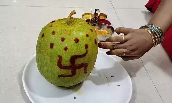 Devotional:ఇంట్లో గుమ్మడికాయను ఎందుకు కడతారు..? అసలు ఎప్పుడు కట్టాలి..? Devotional:ఇంట్లో గుమ్మడికాయను ఎందుకు కడతారు..? అసలు ఎప్పుడు కట్టాలి..?