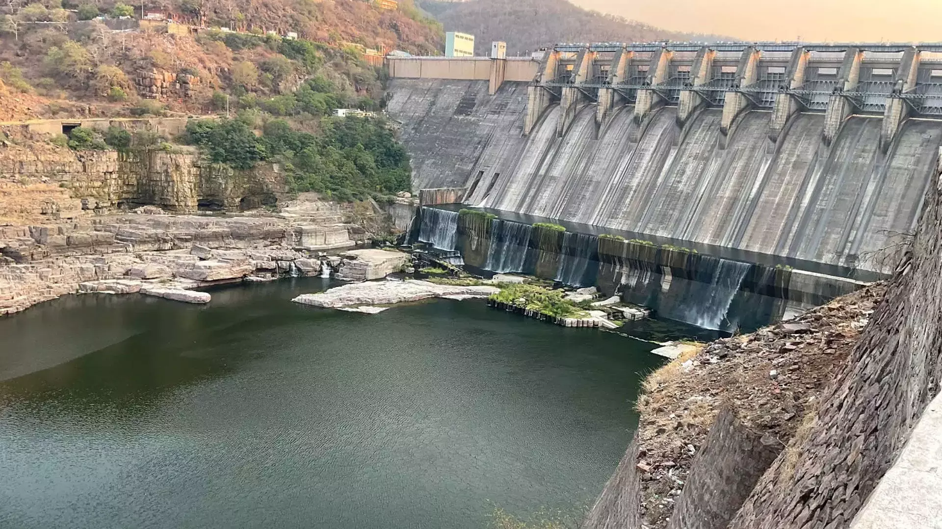 ముప్పు ముంగిట్లో శ్రీశైలం జలాశయం ముప్పు ముంగిట్లో శ్రీశైలం జలాశయం