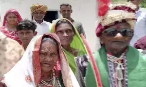 90 ఏళ్ల వయస్సులో ఒక్కటైన జంట 90 ఏళ్ల వయస్సులో ఒక్కటైన జంట