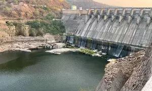 ముప్పు ముంగిట్లో శ్రీశైలం జలాశయం ముప్పు ముంగిట్లో శ్రీశైలం జలాశయం