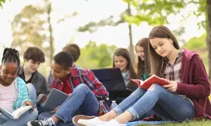 Education: విద్యార్థుల్లో పఠన అలవాటు-విజ్ఞానానికి మూలం Education: విద్యార్థుల్లో పఠన అలవాటు-విజ్ఞానానికి మూలం