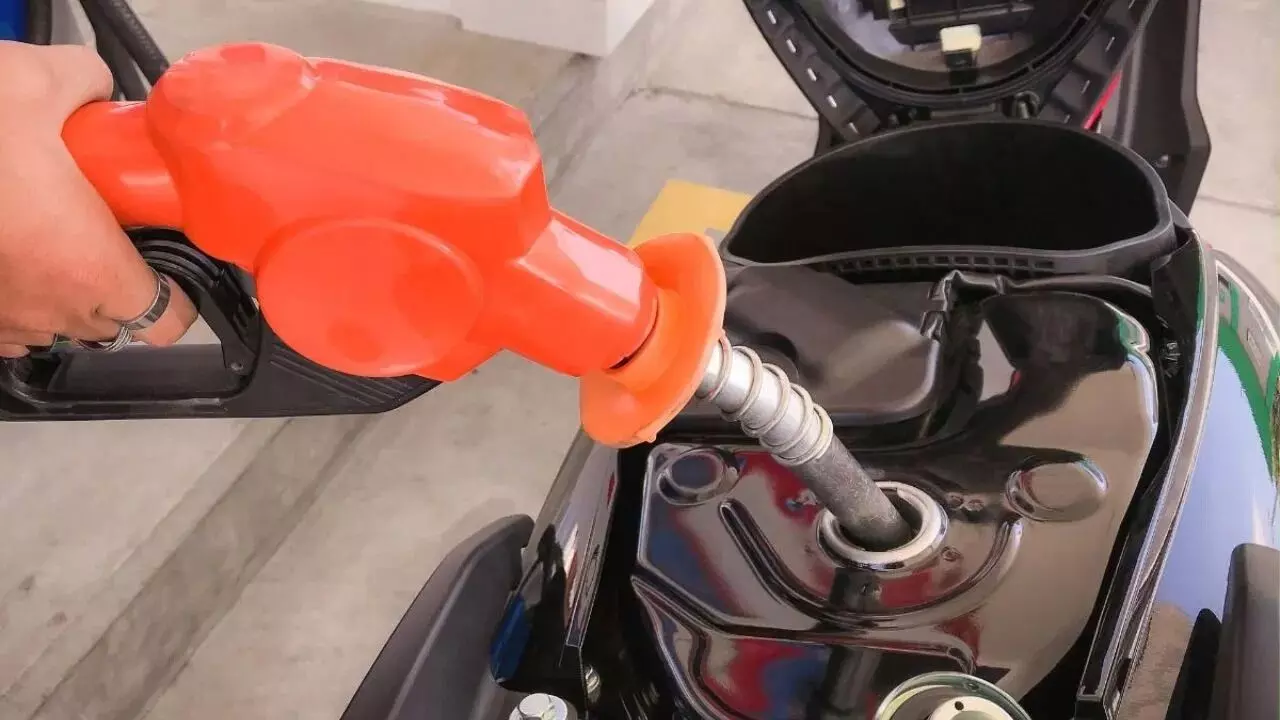 Bike Fuel Tank : బైక్ ట్యాంక్ ఫుల్ చేయిస్తున్నారా? అయితే తస్మాత్ జాగ్రత్త Bike Fuel Tank : బైక్ ట్యాంక్ ఫుల్ చేయిస్తున్నారా? అయితే తస్మాత్ జాగ్రత్త