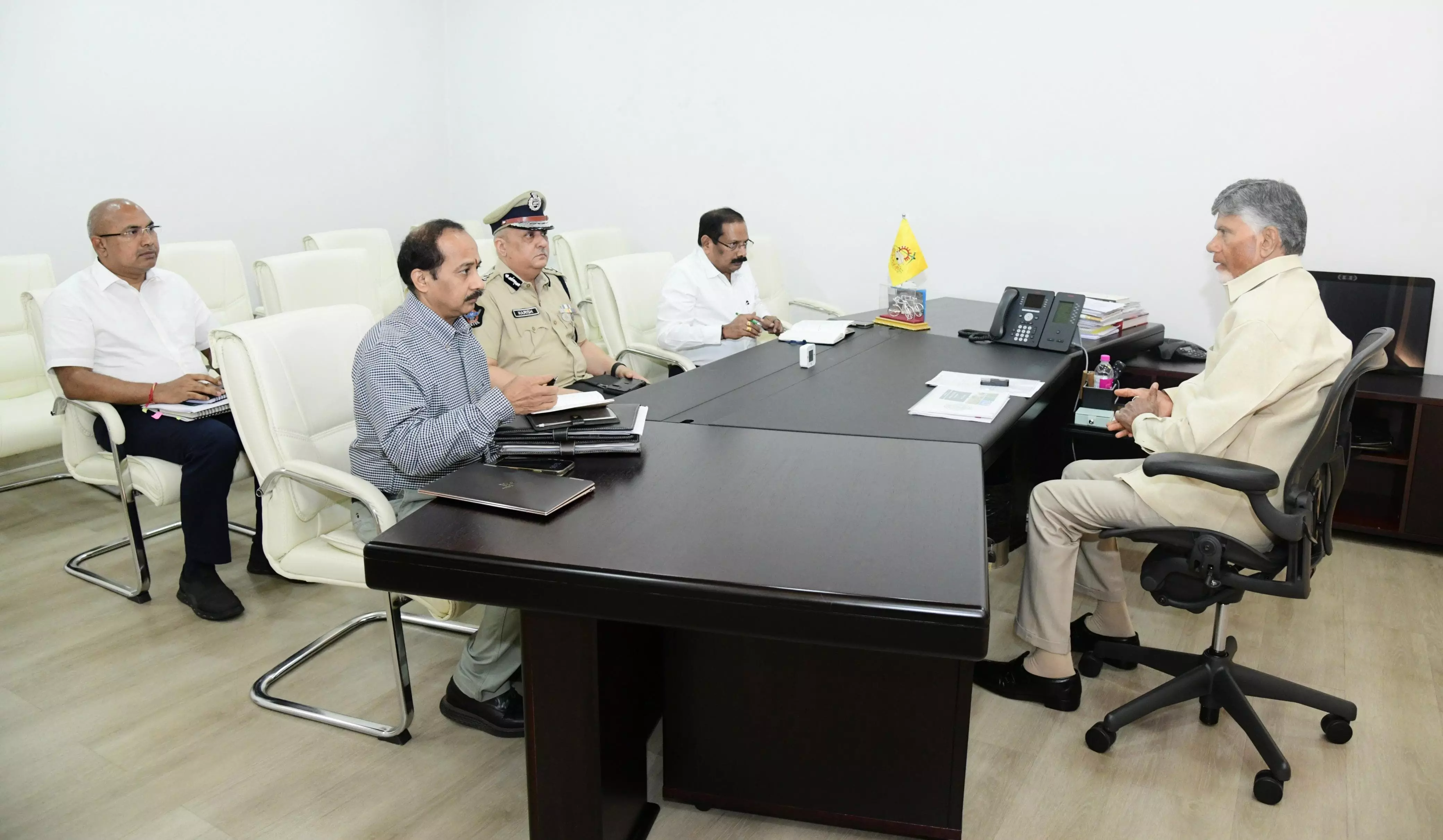 అనంతపురం జిల్లాలో ఘటనలపై చంద్రబాబు సమీక్ష అనంతపురం జిల్లాలో ఘటనలపై చంద్రబాబు సమీక్ష