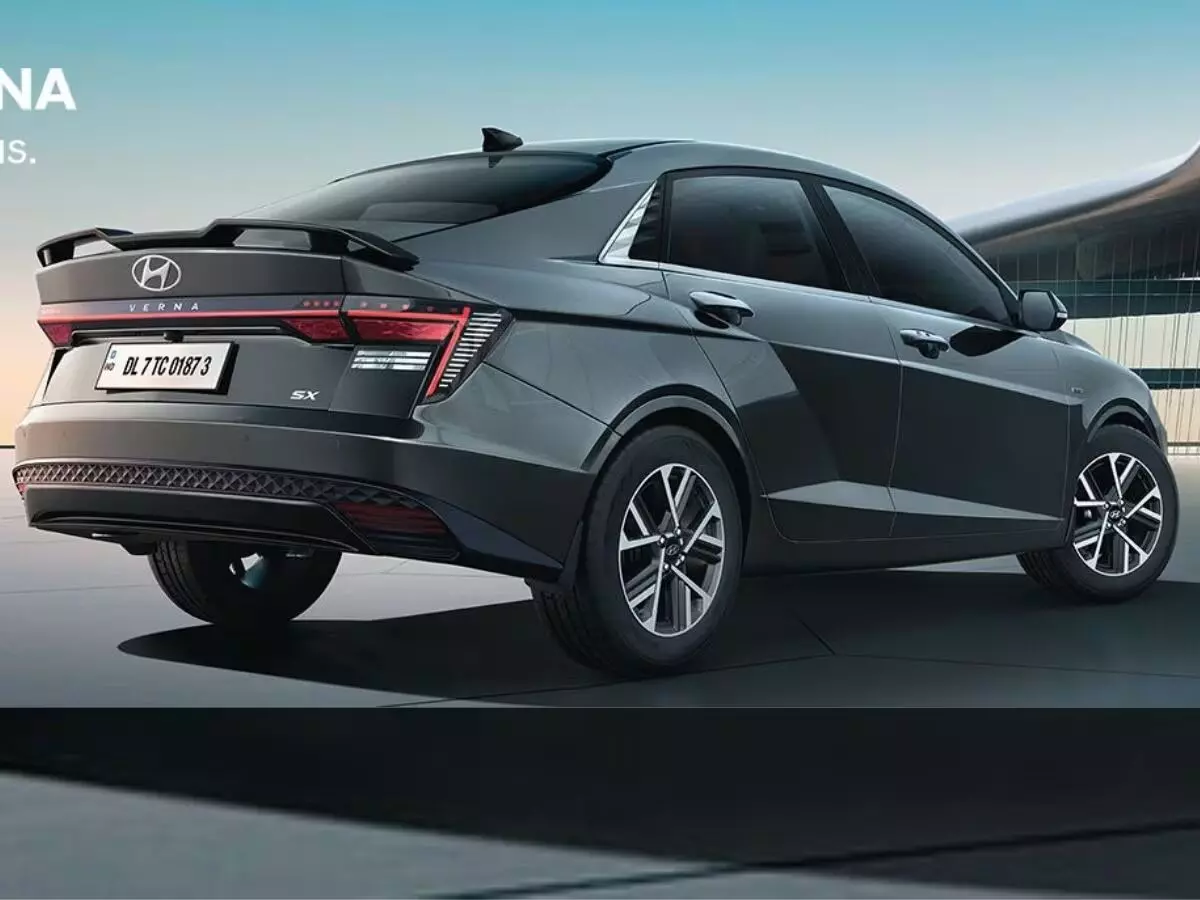 Hyundai Verna SX+: హ్యుందాయ్ వెర్నాలో కొత్త మెరుపు..ప్రీమియం ఫీచర్లు, అదిరిపోయే ధర! Hyundai Verna SX+: హ్యుందాయ్ వెర్నాలో కొత్త మెరుపు..ప్రీమియం ఫీచర్లు, అదిరిపోయే ధర!