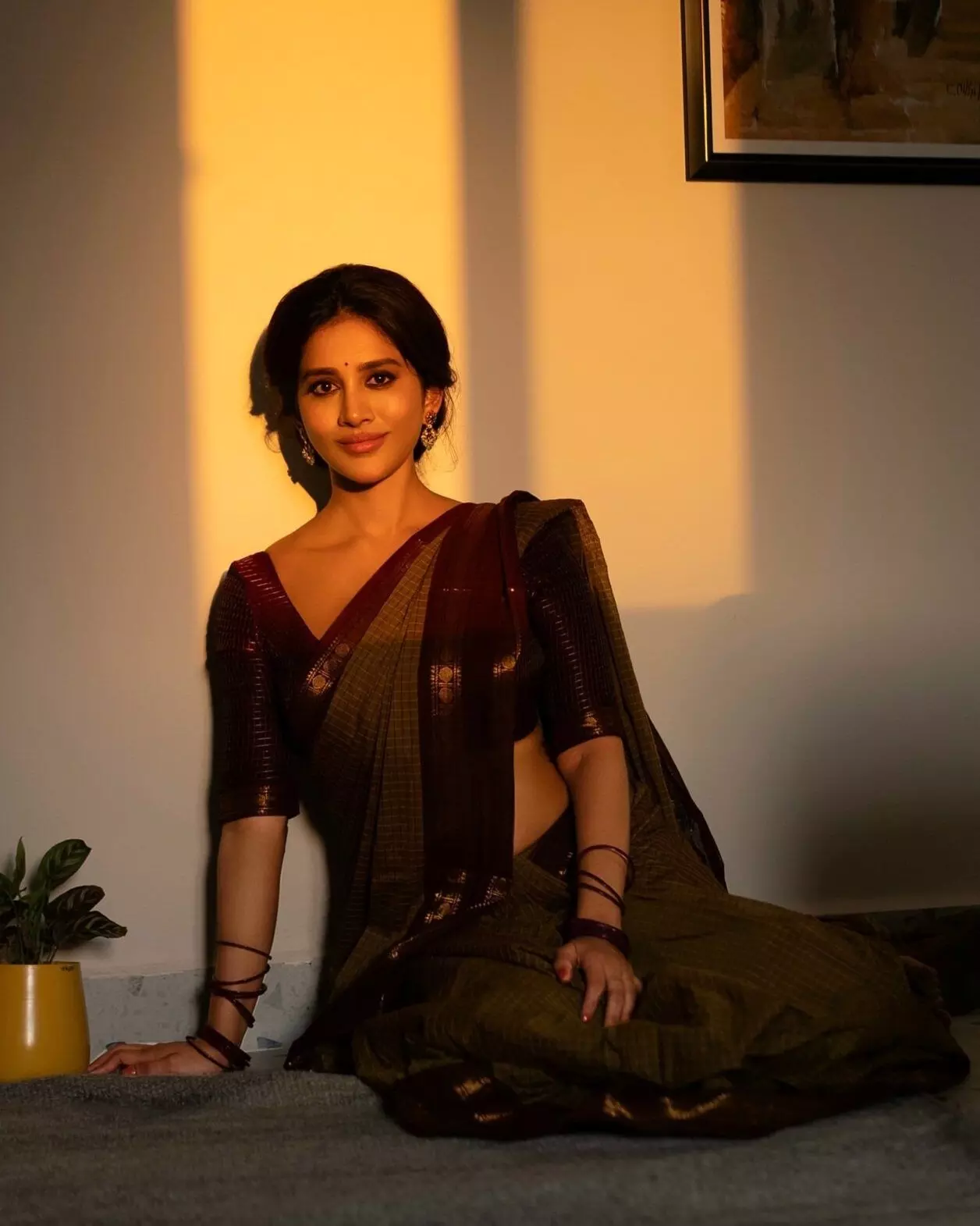 Nabha Natesh: చీరలో నభా నటేశ్ వయ్యారాలు.. ఫోటోలు వైరల్ Nabha Natesh: చీరలో నభా నటేశ్ వయ్యారాలు.. ఫోటోలు వైరల్