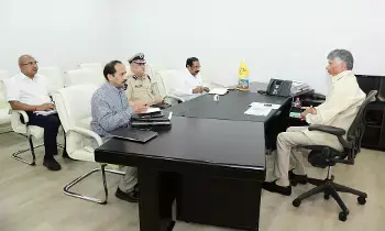 అనంతపురం జిల్లాలో ఘటనలపై చంద్రబాబు సమీక్ష అనంతపురం జిల్లాలో ఘటనలపై చంద్రబాబు సమీక్ష