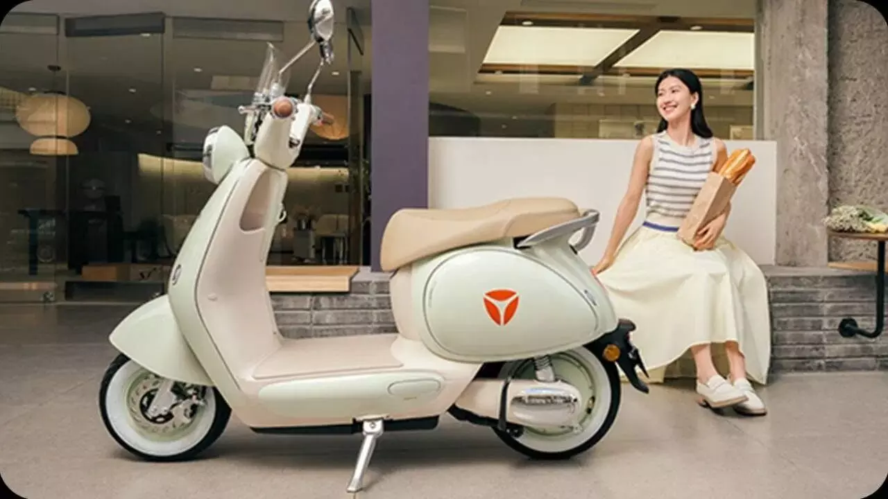 Salt-Powered Scooters: త్వరలో ఉప్పుతో నడిచే స్కూటర్లు.. చైనాతో భారత్ పోటీ Salt-Powered Scooters: త్వరలో ఉప్పుతో నడిచే స్కూటర్లు.. చైనాతో భారత్ పోటీ