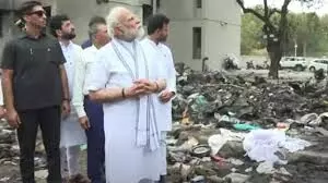 విమాన ప్రమాద క్షతగాత్రుల్ని పరామర్శించిన ప్రధాని మోడీ