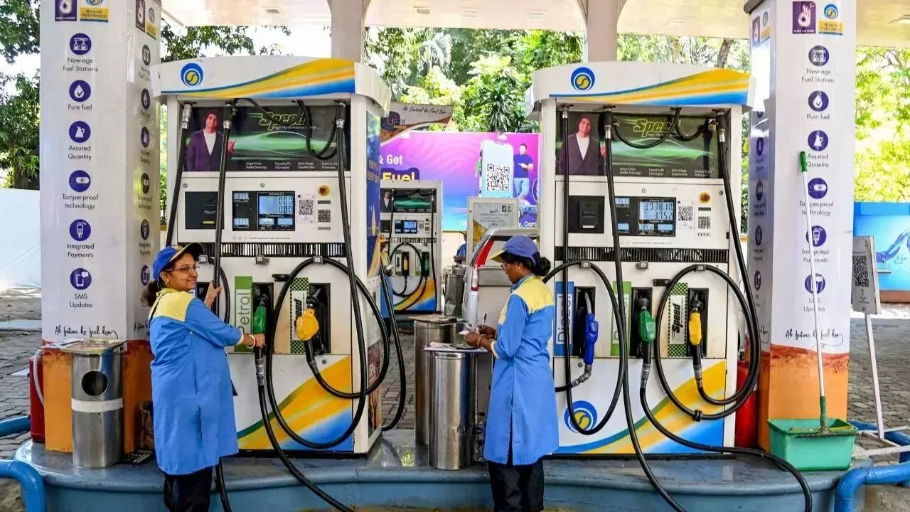 Oil Prices : ఇజ్రాయెల్ హమాస్ వార్.. క్రూడాయిల్ ధరలకు మంట.. సామాన్యుడి జేబుకు చిల్లు Oil Prices : ఇజ్రాయెల్ హమాస్ వార్.. క్రూడాయిల్ ధరలకు మంట.. సామాన్యుడి జేబుకు చిల్లు