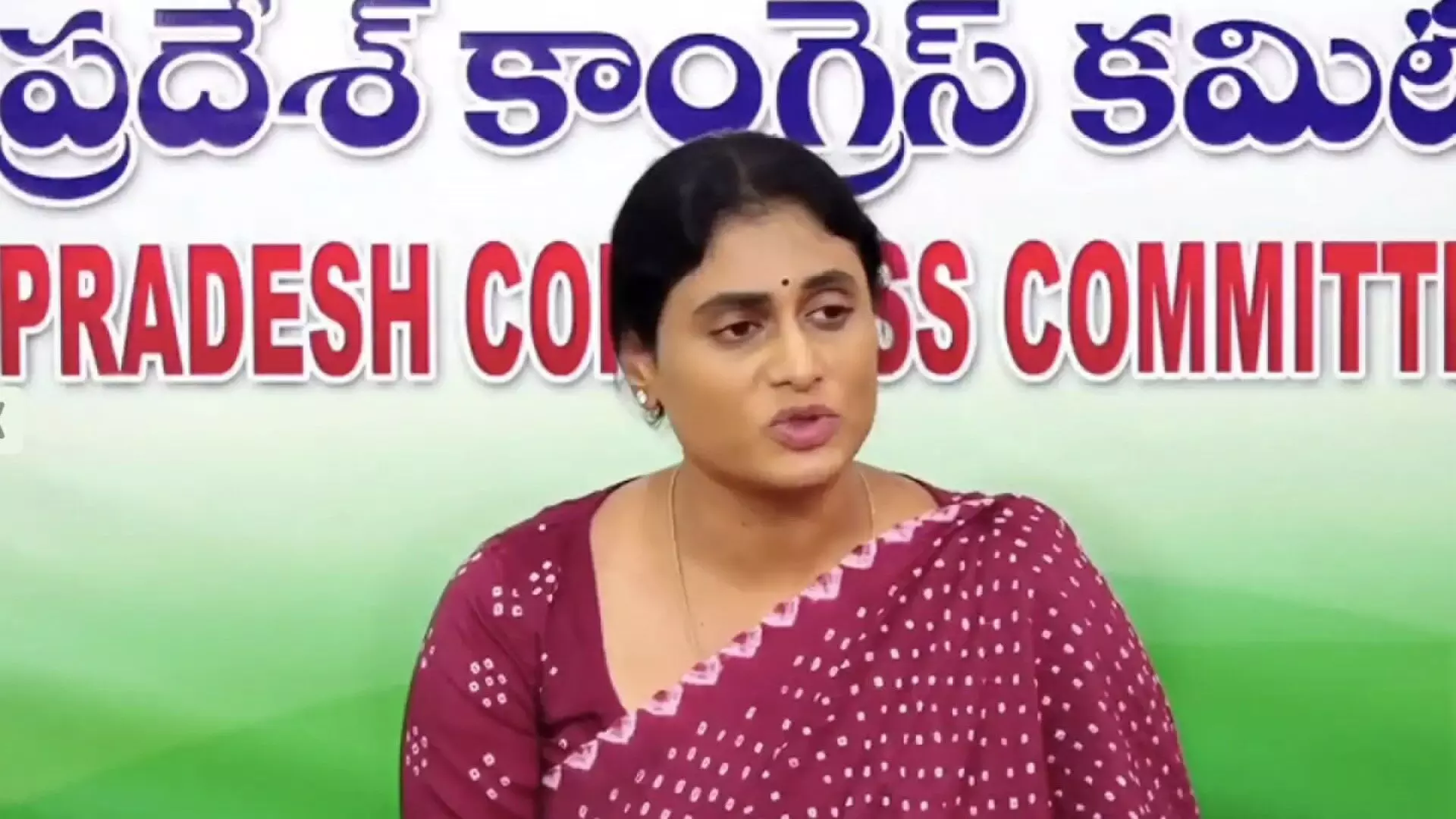 సొంత పార్టీ నాయకుల నుంచే వైఎస్.షర్మిళకు సెగ సొంత పార్టీ నాయకుల నుంచే వైఎస్.షర్మిళకు సెగ
