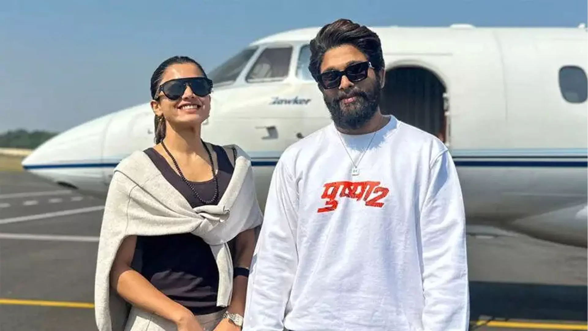 గద్దర్ అవార్డుల కోసం హైదరాబాద్ చేరుకున్న పుష్ప గద్దర్ అవార్డుల కోసం హైదరాబాద్ చేరుకున్న పుష్ప