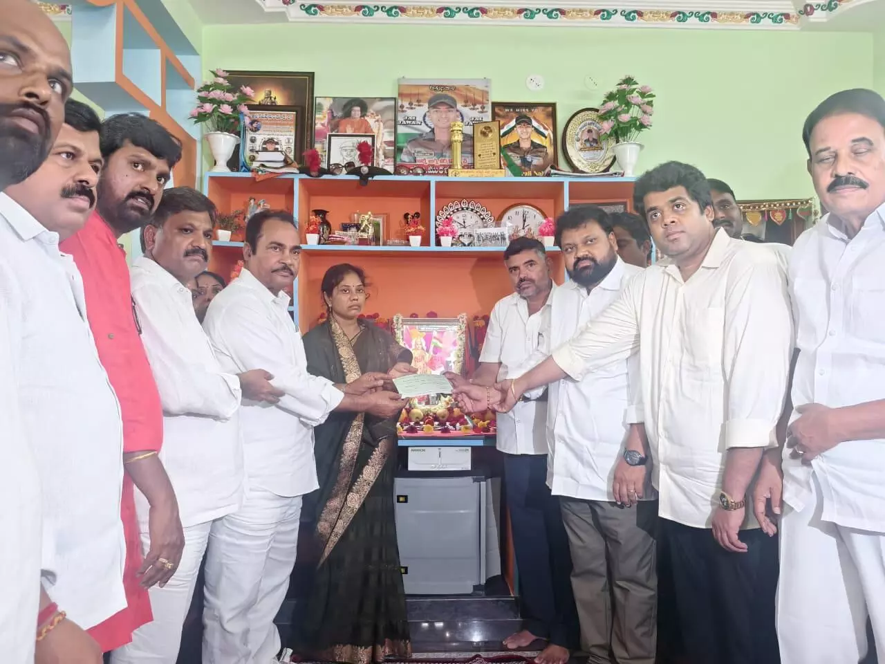 అగ్నివీర్ సైనికుడు మురళీ నాయక్ కుటుంబానికి ఆర్థిక సాయం