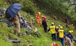ఉత్తరఖండ్ లో హెలికాప్టర్ ప్రమాదం... ఏడుగురు మృతి ఉత్తరఖండ్ లో హెలికాప్టర్ ప్రమాదం... ఏడుగురు మృతి
