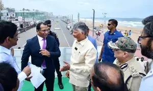 యోగా డే నిర్వహణపై విశాఖలో సమీక్ష చేసిన సీయం చంద్రబాబు యోగా డే నిర్వహణపై విశాఖలో సమీక్ష చేసిన సీయం చంద్రబాబు