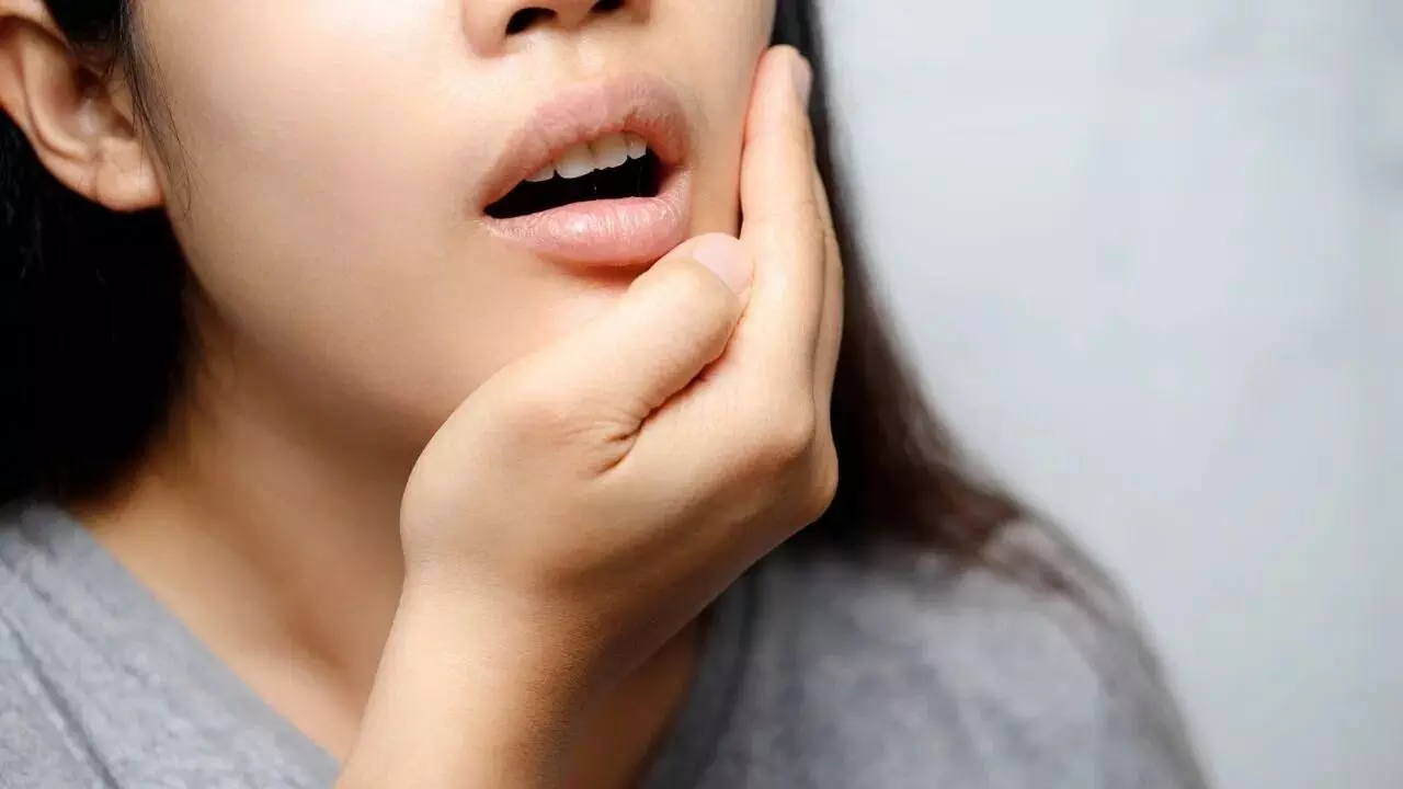 Mouth Ulcers: నోటి పుండ్లతో బాధపడుతున్నారా..? అయితే ఇలా చేయండి