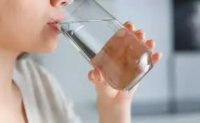 Drink Water Daily: రోజుకు ఎన్ని నీళ్లు తాగాలి.. తక్కువ తాగితే డేంజరా? Drink Water Daily: రోజుకు ఎన్ని నీళ్లు తాగాలి.. తక్కువ తాగితే డేంజరా?