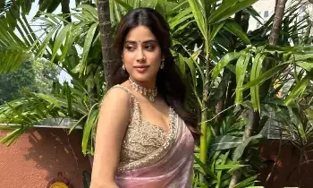 Janhvi Kapoor: గులాబీ రంగు చీరలో ఫోటోలకి ఫోజులు ఇచ్చిన జాన్వీ కపూర్.... Janhvi Kapoor: గులాబీ రంగు చీరలో ఫోటోలకి ఫోజులు ఇచ్చిన జాన్వీ కపూర్....