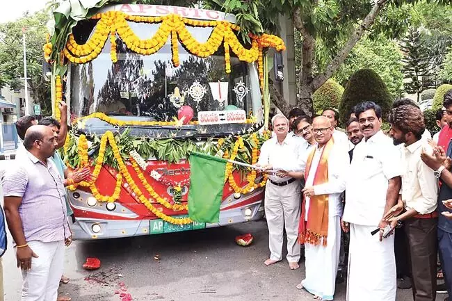 Free Bus Services: శ్రీవారి భక్తులకు గుడ్ న్యూస్! తిరుమలలో ఉచిత బస్సు సేవలు ప్రారంభం Free Bus Services: శ్రీవారి భక్తులకు గుడ్ న్యూస్! తిరుమలలో ఉచిత బస్సు సేవలు ప్రారంభం