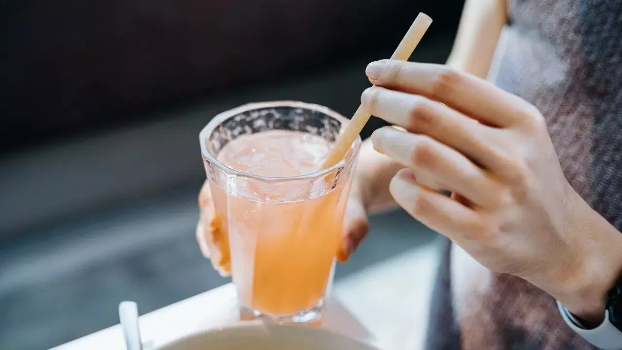 Straw Cause: స్ట్రా వాడితే ఆరోగ్య సమస్యలు వస్తాయా..? Straw Cause: స్ట్రా వాడితే ఆరోగ్య సమస్యలు వస్తాయా..?