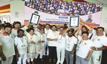 రెండు గిన్నిస్ రికార్డులు సాధించిన యోగాంధ్ర రెండు గిన్నిస్ రికార్డులు సాధించిన యోగాంధ్ర
