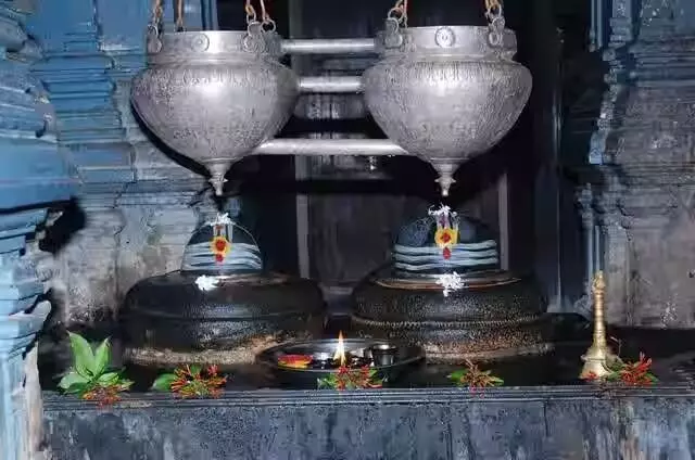 Kaleshwarams Unique Phenomenon: ఒకే పానవట్టం మీద రెండు శివలింగాలు.. కాళేశ్వరం మహిమలు ఇవే! Kaleshwarams Unique Phenomenon: ఒకే పానవట్టం మీద రెండు శివలింగాలు.. కాళేశ్వరం మహిమలు ఇవే!