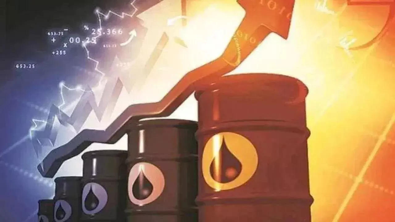 Crude Oil Prices : ట్రంప్ ప్రకటనతో ముెడిచమురు ధరలకు షాక్.. 7శాతం పడిపోయిన రేట్లు Crude Oil Prices : ట్రంప్ ప్రకటనతో ముెడిచమురు ధరలకు షాక్.. 7శాతం పడిపోయిన రేట్లు