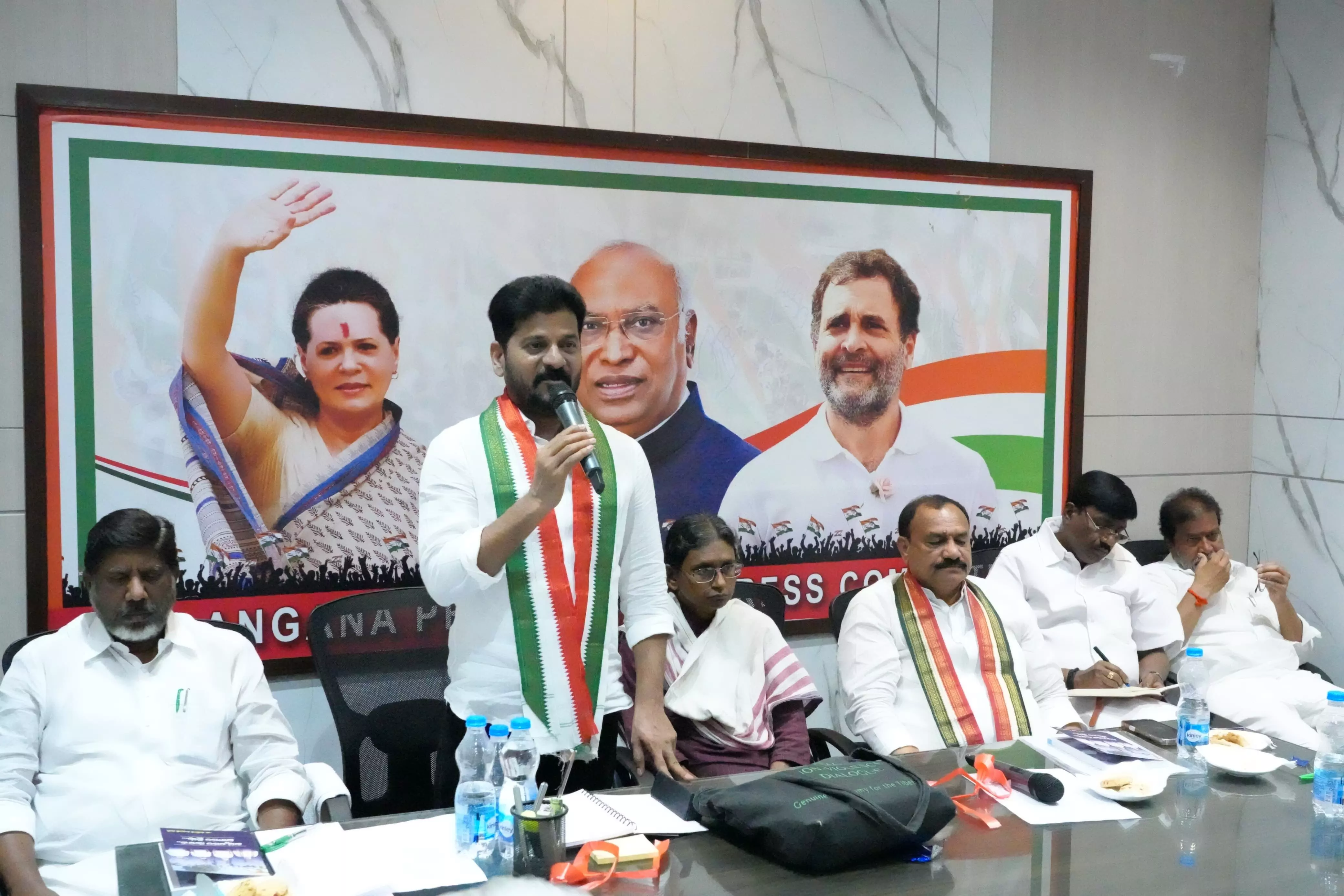 పార్టీ, ప్రభుత్వం జోడెద్దుల్లా పనిచేయాలి - పీఏసీలో సీఎం రేవంత్ పార్టీ, ప్రభుత్వం జోడెద్దుల్లా పనిచేయాలి - పీఏసీలో సీఎం రేవంత్