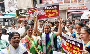 బాబుకు బిర్యానీ పెట్టి గోదావరి నీళ్లను గిఫ్ట్ ఇచ్చావు...ఎమ్మెల్సీ కవిత బాబుకు బిర్యానీ పెట్టి గోదావరి నీళ్లను గిఫ్ట్ ఇచ్చావు...ఎమ్మెల్సీ కవిత