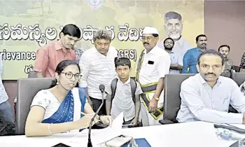 కలెక్టర్ కు అర్జీ ఇచ్చిన 4వ తరగతి విద్యార్థి కలెక్టర్ కు అర్జీ ఇచ్చిన 4వ తరగతి విద్యార్థి