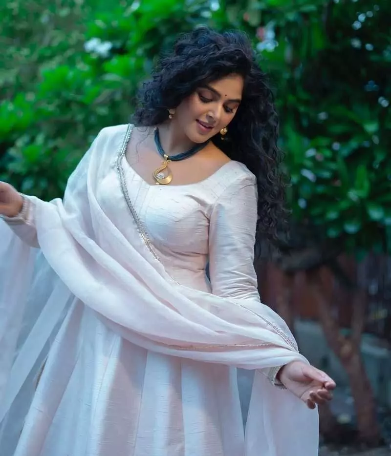 Monal Gajjar: సంప్రదాయ దుస్తుల్లో మెస్మరైజ్ చేస్తోన్న బిగ్ బాస్ బ్యూటీ! Monal Gajjar: సంప్రదాయ దుస్తుల్లో మెస్మరైజ్ చేస్తోన్న బిగ్ బాస్ బ్యూటీ!