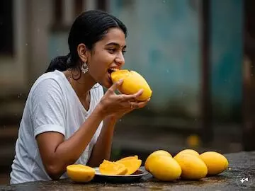 Mangoes in Monsoon: వర్షాకాలంలో మామిడి పండ్లు తినడం మంచిదేనా? Mangoes in Monsoon: వర్షాకాలంలో మామిడి పండ్లు తినడం మంచిదేనా?