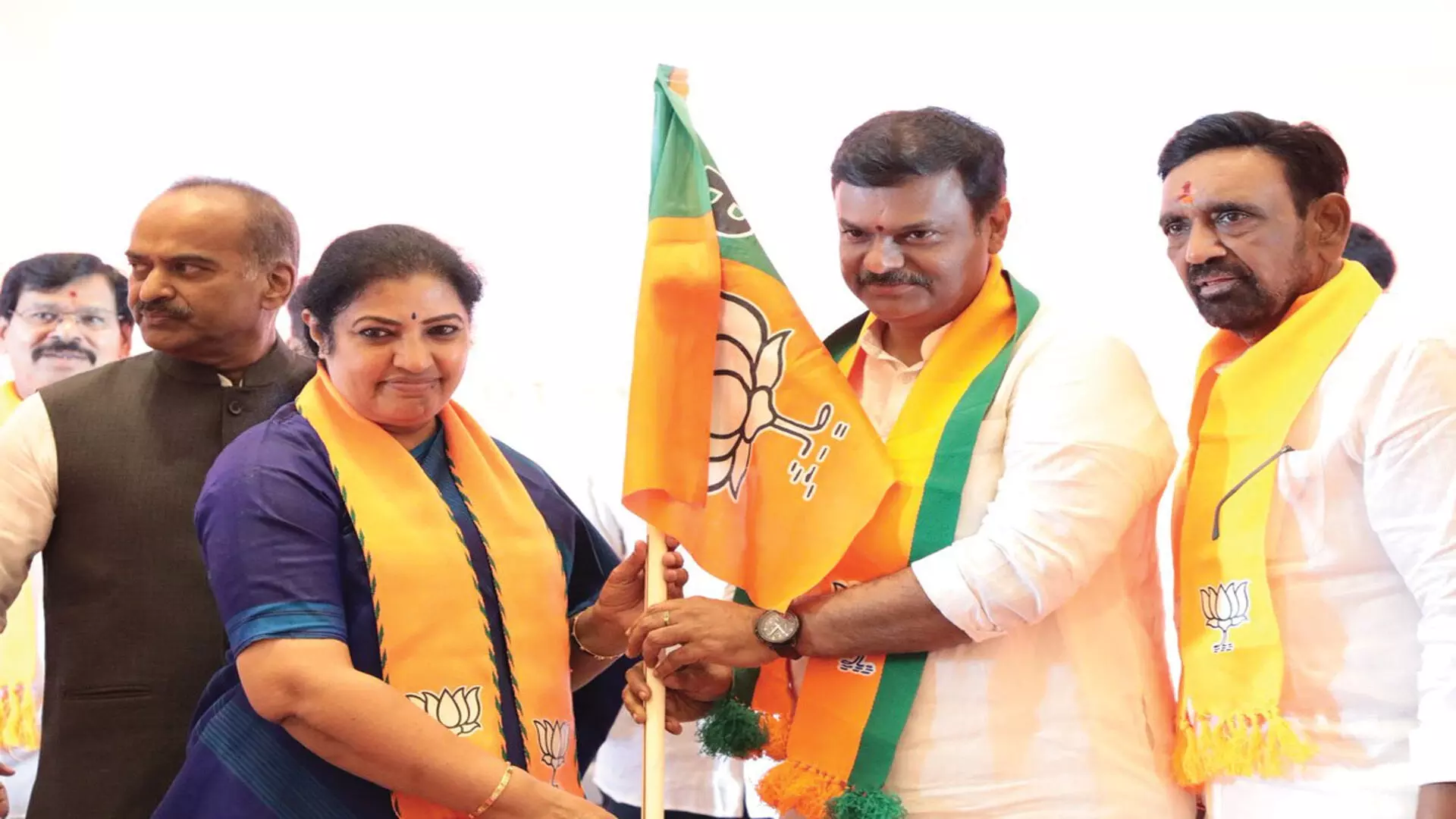మాధవ్‌కు సవాళ్ళ స్వాగతం