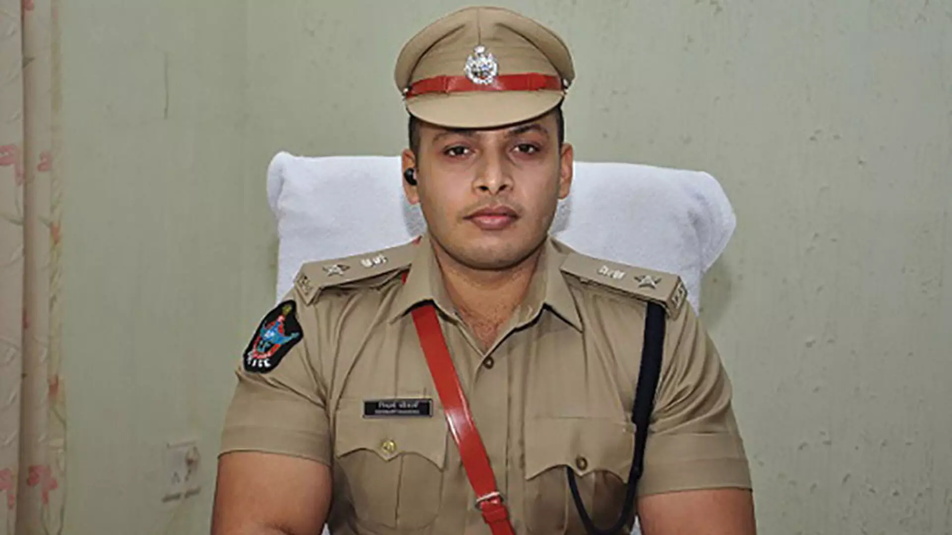 ఐపీఎస్ అధికారి సిద్దార్ధకౌశల్ సంచలన నిర్ణయం ఐపీఎస్ అధికారి సిద్దార్ధకౌశల్ సంచలన నిర్ణయం