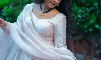 Monal Gajjar: సంప్రదాయ దుస్తుల్లో మెస్మరైజ్ చేస్తోన్న బిగ్ బాస్ బ్యూటీ! Monal Gajjar: సంప్రదాయ దుస్తుల్లో మెస్మరైజ్ చేస్తోన్న బిగ్ బాస్ బ్యూటీ!