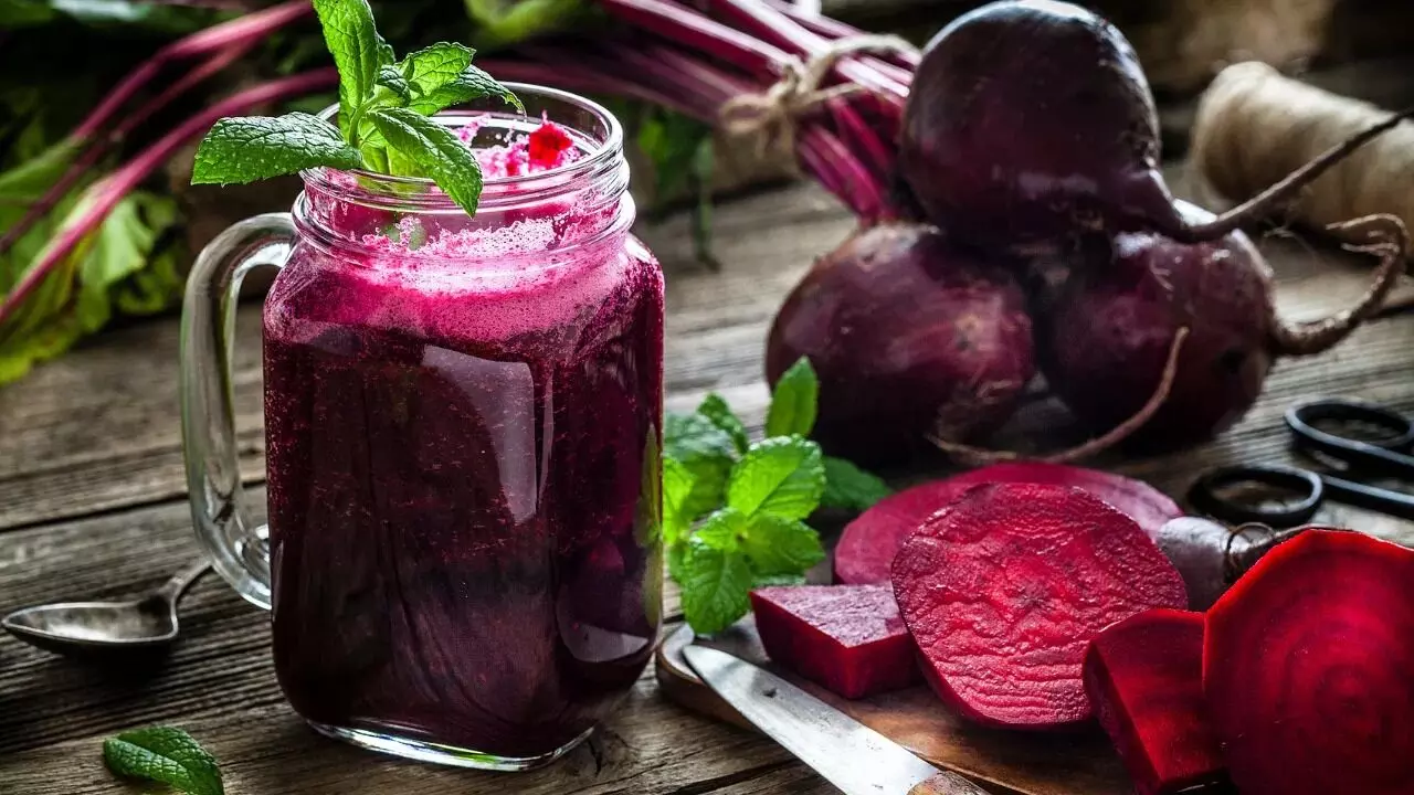 Beatroot Benefits: మెరిసే చర్మం కోసం బీట్రూట్ రసం ట్రై చేయండి Beatroot Benefits: మెరిసే చర్మం కోసం బీట్రూట్ రసం ట్రై చేయండి